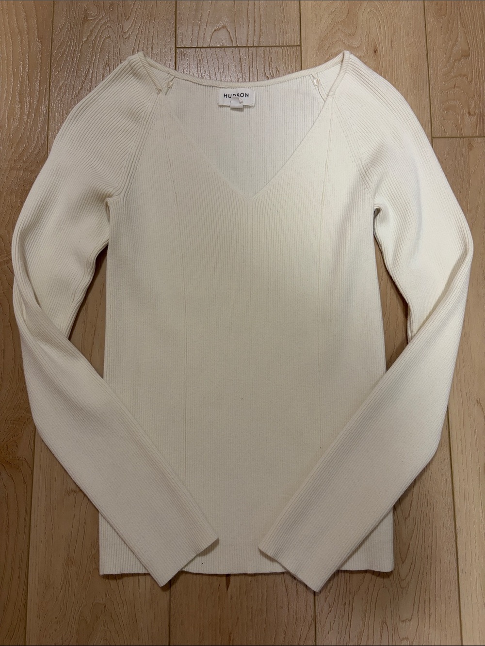 Hudson North Fitted Rib Knit V Neck Sweater, Cream, sz S
